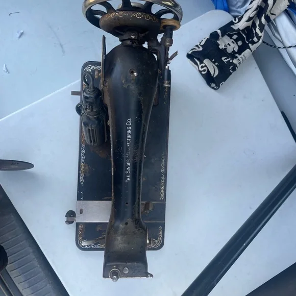 Singer Black Sewing Machine - Picture 3 of 4